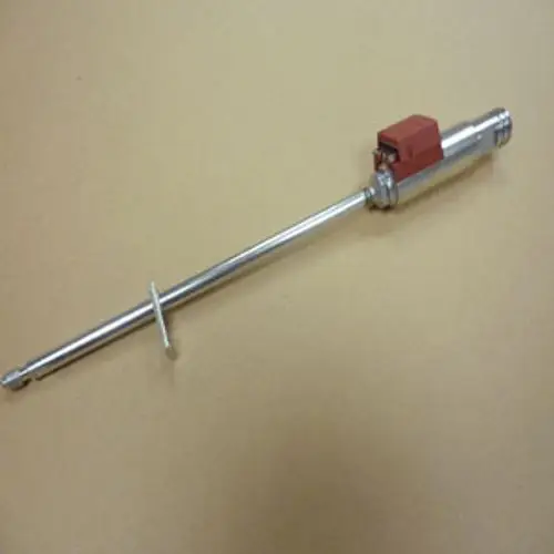 Düsenschaft aus Metall mit einem roten Anschlussstecker, hergestellt von Remeha. Der Düsenschaft hat einen langen, schlanken Körper für die Verwendung in technischen Anwendungen.